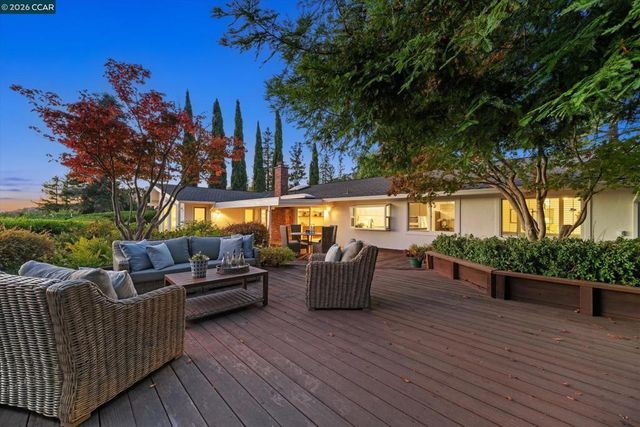 26 Ravenhill Ln, Moraga, CA 94556
