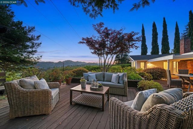 26 Ravenhill Ln, Moraga, CA 94556