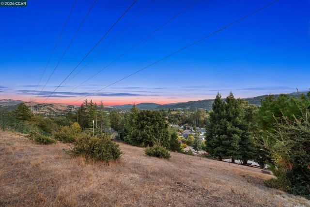 26 Ravenhill Ln, Moraga, CA 94556