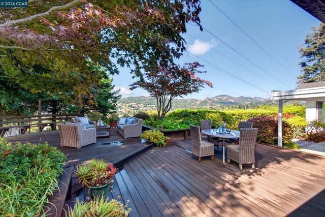 26 Ravenhill Ln, Moraga, CA 94556