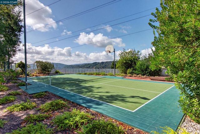 26 Ravenhill Ln, Moraga, CA 94556
