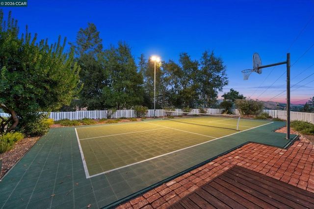 26 Ravenhill Ln, Moraga, CA 94556
