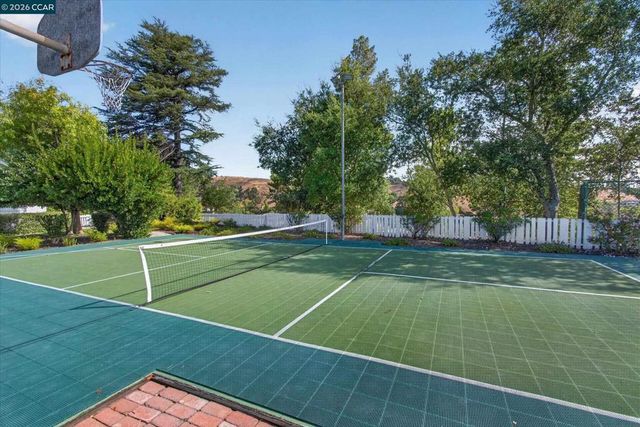 26 Ravenhill Ln, Moraga, CA 94556