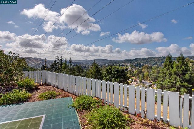 26 Ravenhill Ln, Moraga, CA 94556