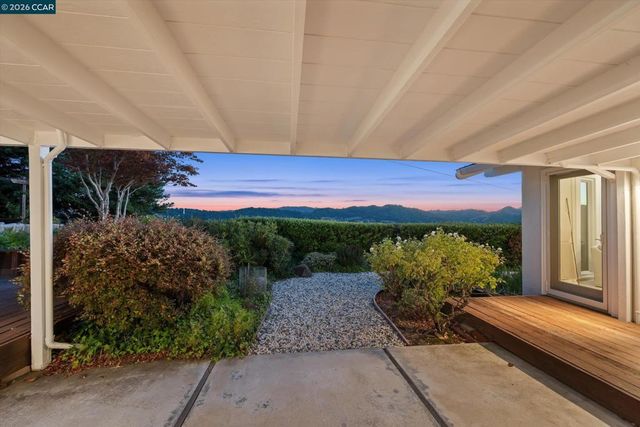 26 Ravenhill Ln, Moraga, CA 94556