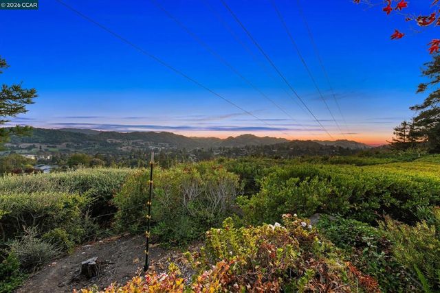 26 Ravenhill Ln, Moraga, CA 94556