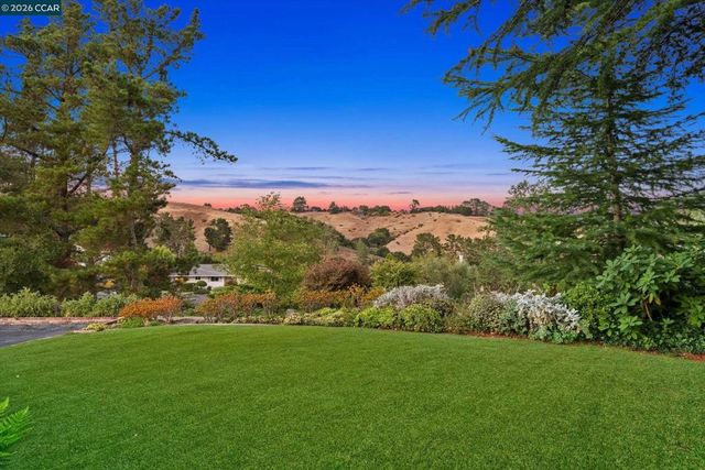 26 Ravenhill Ln, Moraga, CA 94556