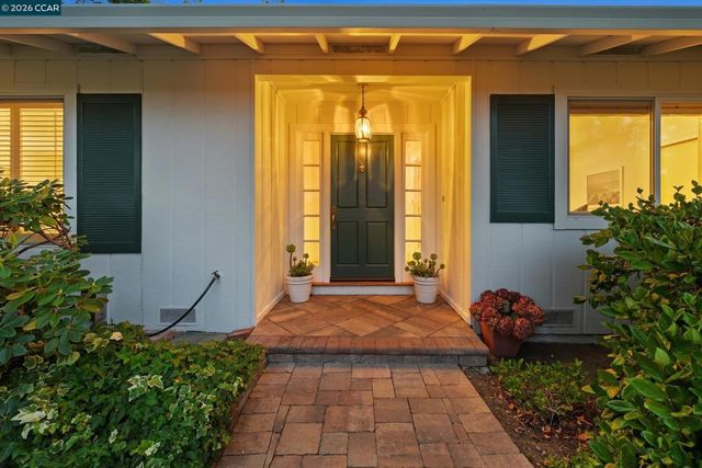 26 Ravenhill Ln, Moraga, CA 94556