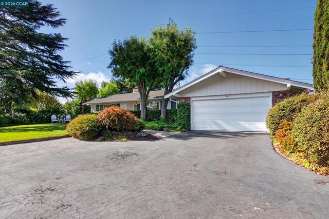 26 Ravenhill Ln, Moraga, CA 94556