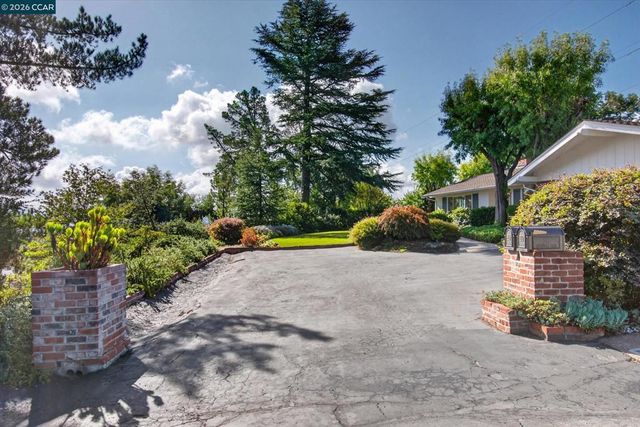 26 Ravenhill Ln, Moraga, CA 94556