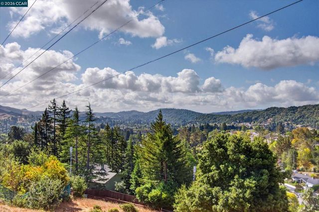 26 Ravenhill Ln, Moraga, CA 94556