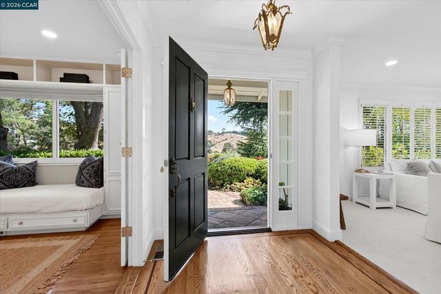 26 Ravenhill Ln, Moraga, CA 94556
