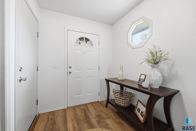 2705 S Chapelwood Ave Avenue, Sioux Falls, SD 57110