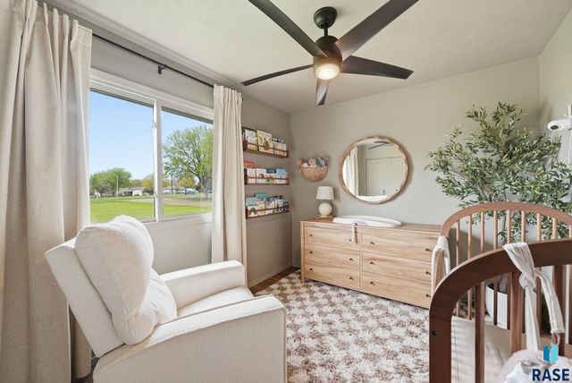 2705 S Chapelwood Ave Avenue, Sioux Falls, SD 57110