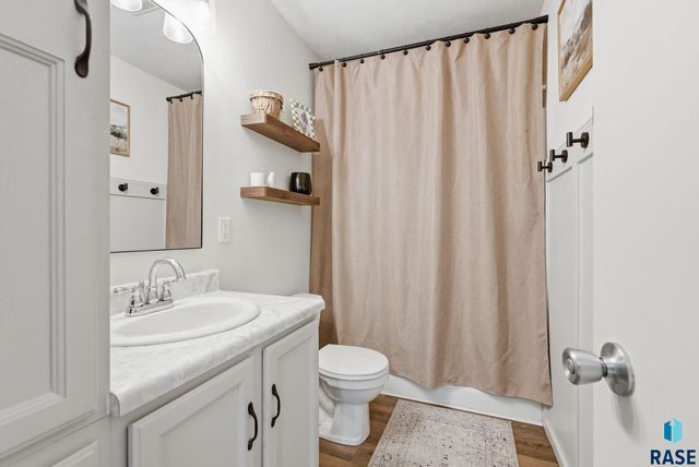 2705 S Chapelwood Ave Avenue, Sioux Falls, SD 57110