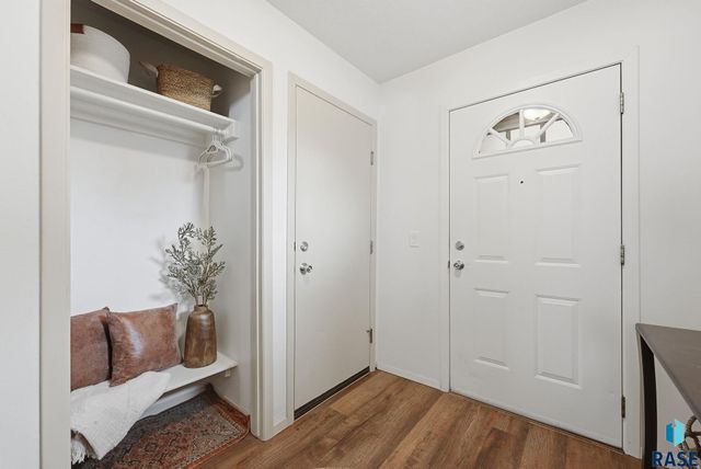 2705 S Chapelwood Ave Avenue, Sioux Falls, SD 57110