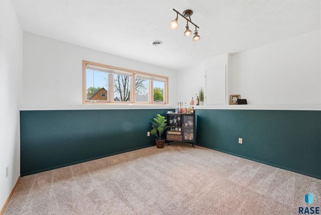 2705 S Chapelwood Ave Avenue, Sioux Falls, SD 57110