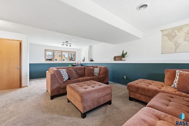 2705 S Chapelwood Ave Avenue, Sioux Falls, SD 57110