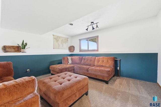 2705 S Chapelwood Ave Avenue, Sioux Falls, SD 57110