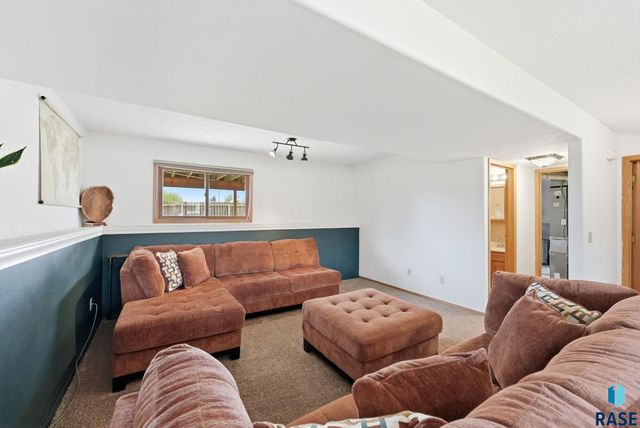 2705 S Chapelwood Ave Avenue, Sioux Falls, SD 57110