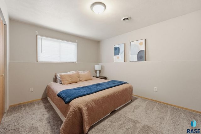 2705 S Chapelwood Ave Avenue, Sioux Falls, SD 57110