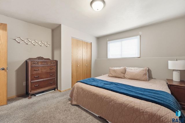 2705 S Chapelwood Ave Avenue, Sioux Falls, SD 57110