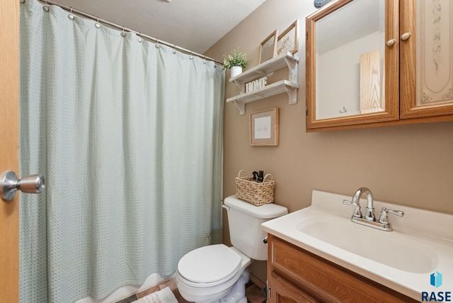 2705 S Chapelwood Ave Avenue, Sioux Falls, SD 57110
