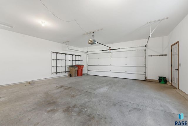 2705 S Chapelwood Ave Avenue, Sioux Falls, SD 57110