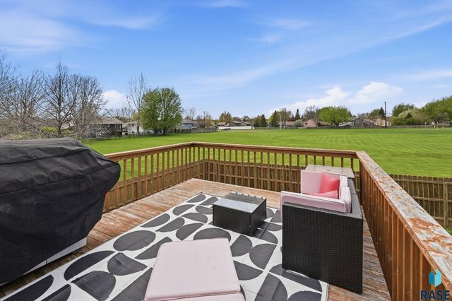 2705 S Chapelwood Ave Avenue, Sioux Falls, SD 57110
