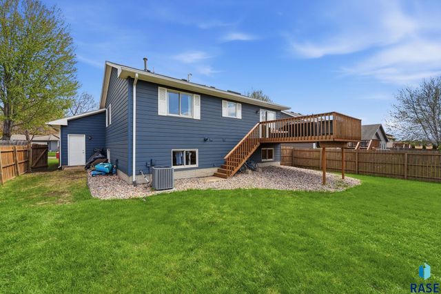 2705 S Chapelwood Ave Avenue, Sioux Falls, SD 57110