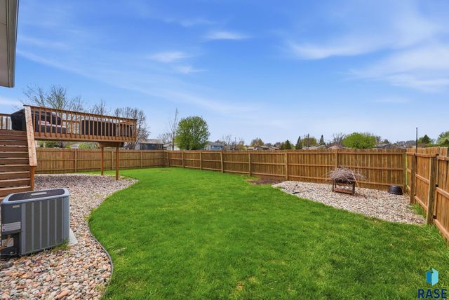 2705 S Chapelwood Ave Avenue, Sioux Falls, SD 57110