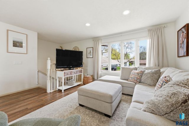 2705 S Chapelwood Ave Avenue, Sioux Falls, SD 57110