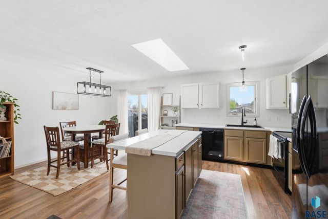 2705 S Chapelwood Ave Avenue, Sioux Falls, SD 57110