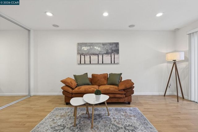 490 N Civic Dr 314, Walnut Creek, CA 94596