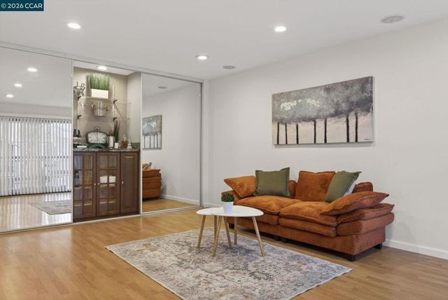 490 N Civic Dr 314, Walnut Creek, CA 94596