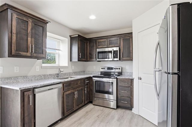 21808 Southcreek Road, Peculiar, MO 64078