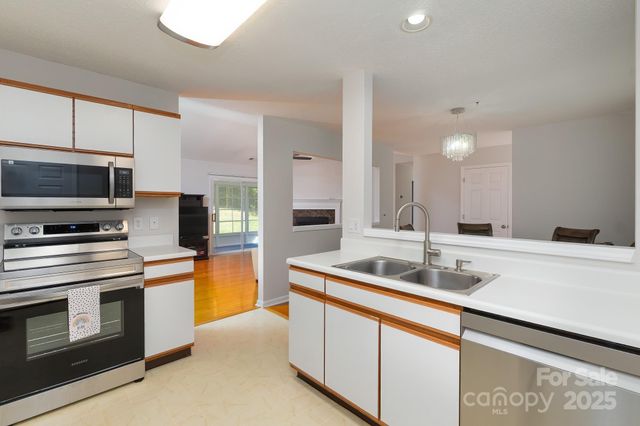 15 Cove Xing Road, Franklin, NC 28734