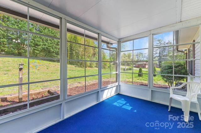 15 Cove Xing Road, Franklin, NC 28734