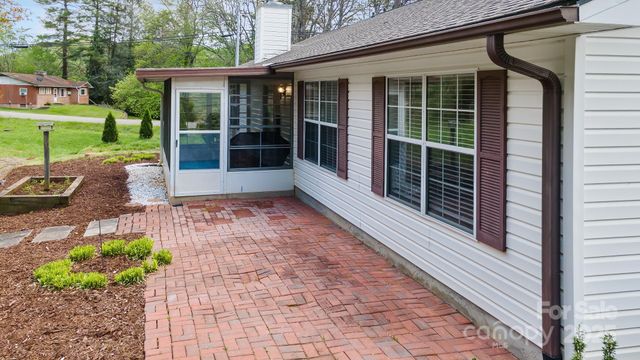 15 Cove Xing Road, Franklin, NC 28734
