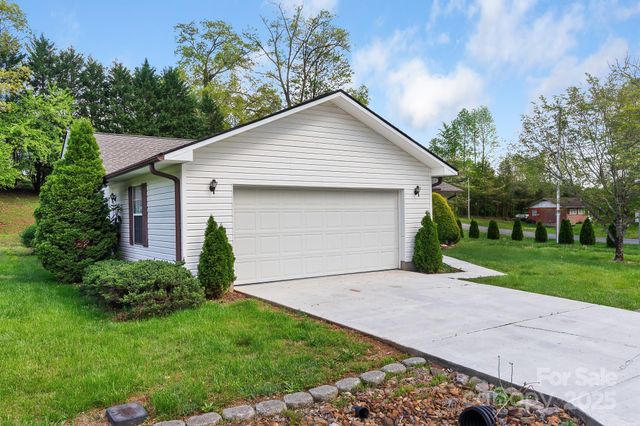 15 Cove Xing Road, Franklin, NC 28734
