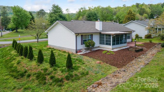 15 Cove Xing Road, Franklin, NC 28734
