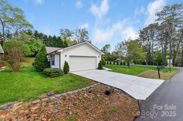 15 Cove Xing Road, Franklin, NC 28734