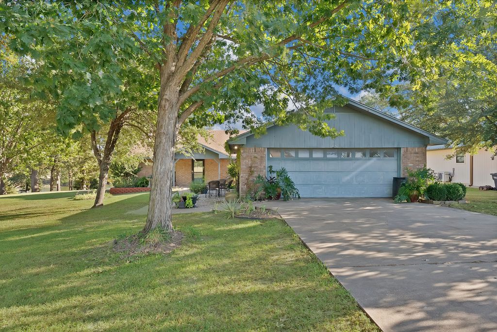 220 Rs County Road 3430, Emory, TX 75440