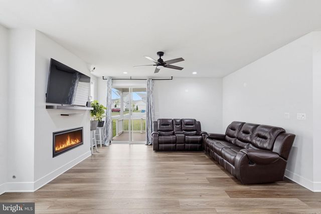 41961 BLAIR WOODS DR, Brambleton, VA 20148