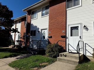 53 Farnum Dr 53, Holyoke, MA 01040