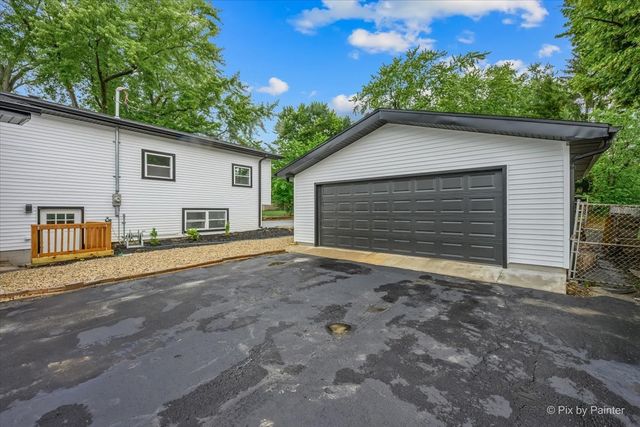 18172 W Twin Lakes Boulevard, Grayslake, IL 60030