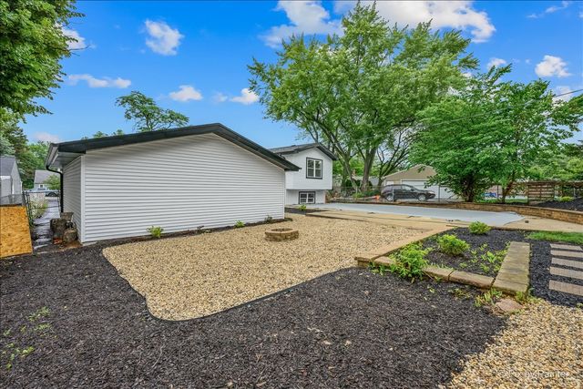 18172 W Twin Lakes Boulevard, Grayslake, IL 60030
