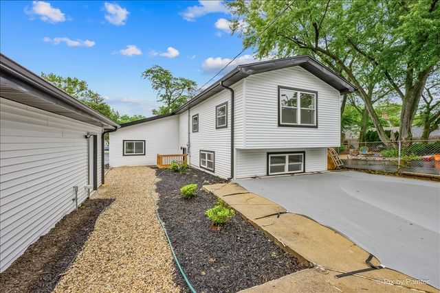 18172 W Twin Lakes Boulevard, Grayslake, IL 60030