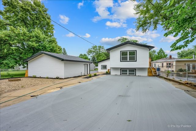 18172 W Twin Lakes Boulevard, Grayslake, IL 60030