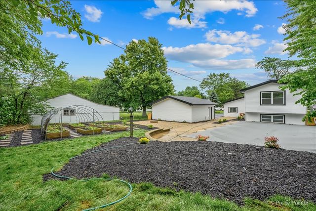 18172 W Twin Lakes Boulevard, Grayslake, IL 60030